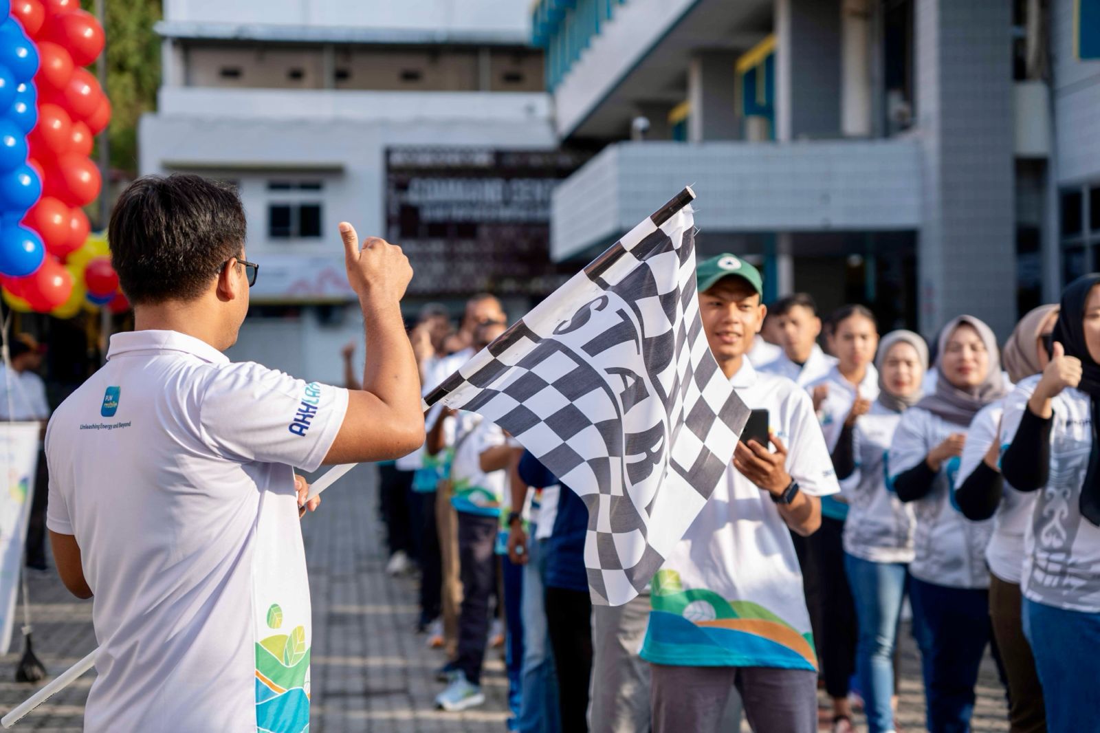 Pegawai PLN Group se-Papua melaksanakan kegiatan jalan sehat menyambut Hari Listrik Nasional 2024 di Jayapura, Papua. Dok PLN
