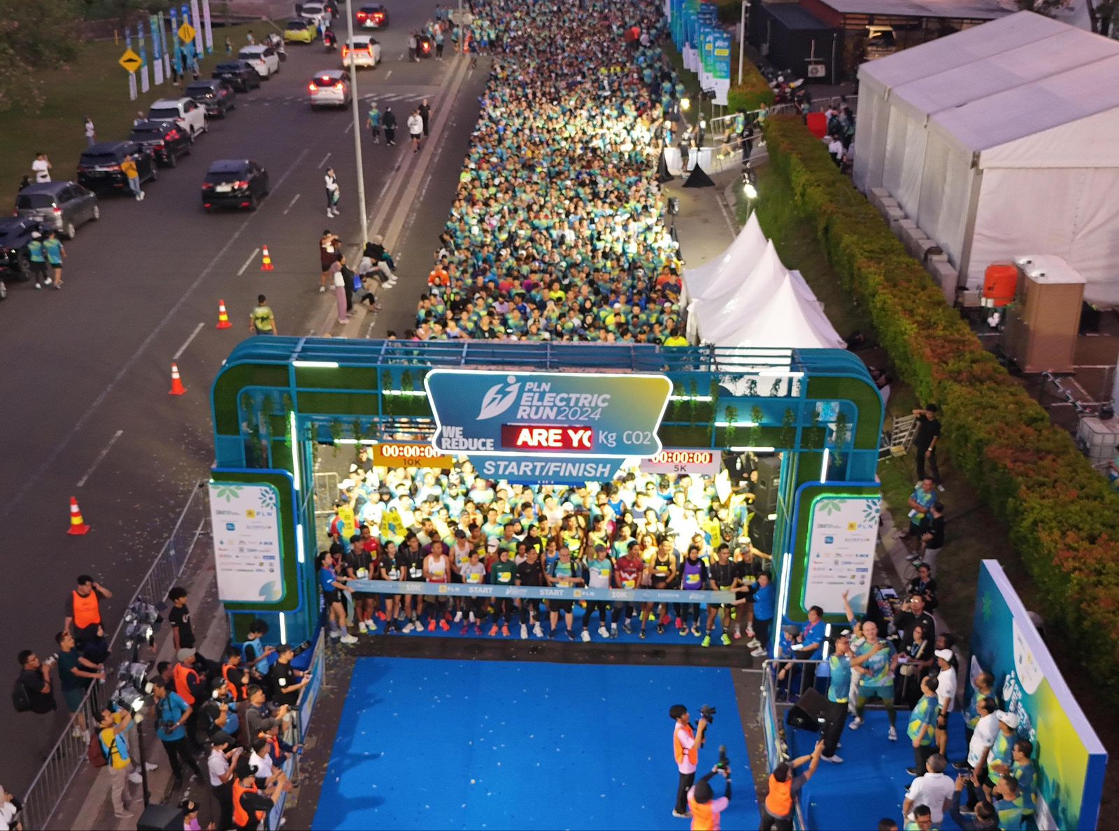 Antusiasme 6.470 pelari yang tengah bersiap di garis start dalam ajang PLN Electric Run 2024 di Scientia Park, Gading Serpong, Tangerang, Minggu (6/10/2024). (Dok PLN)