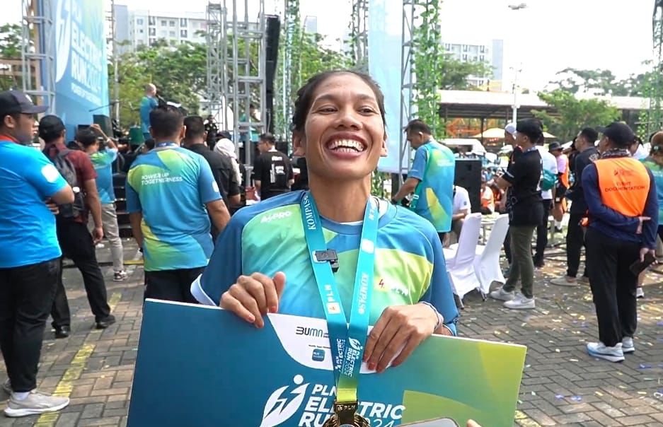 Odekta Elvina Naibaho juara 1 kategori jarak 21K (half marathon) wanita dalam PLN Electric Run 2024. Dok PLN