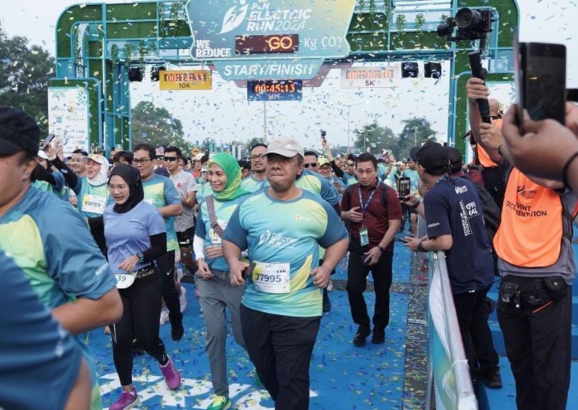 PT PLN (Persero) menyerahkan lima unit sepeda motor listrik kepada lima pengemudi ojek online (ojol) prasejahtera dalam ajang PLN Electric Run 2024. Dok PLN