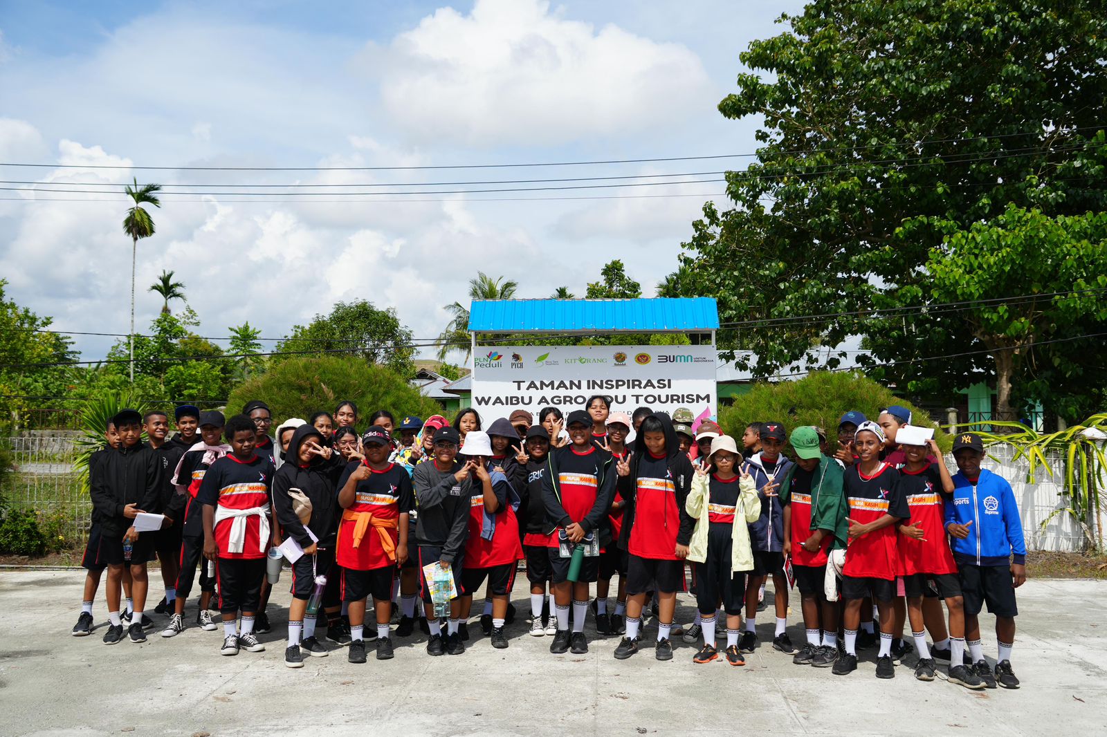 Siswa-siswi SMP Papua Kasih saat menggelar kegiatan field trip di Waibu Agro Edu Tourism yang terletak di Kampung Kwadeware, Distrik Waibu, Jayapura, Papua. Dok PLN