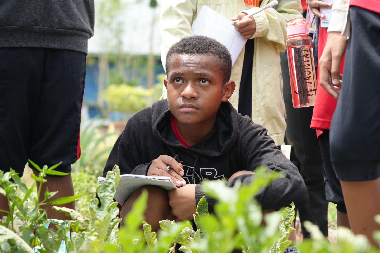 Seorang siswa antusias menyaksikan secara langsung proses penanaman di Waibu Agro Edu Tourism. Dok PLN