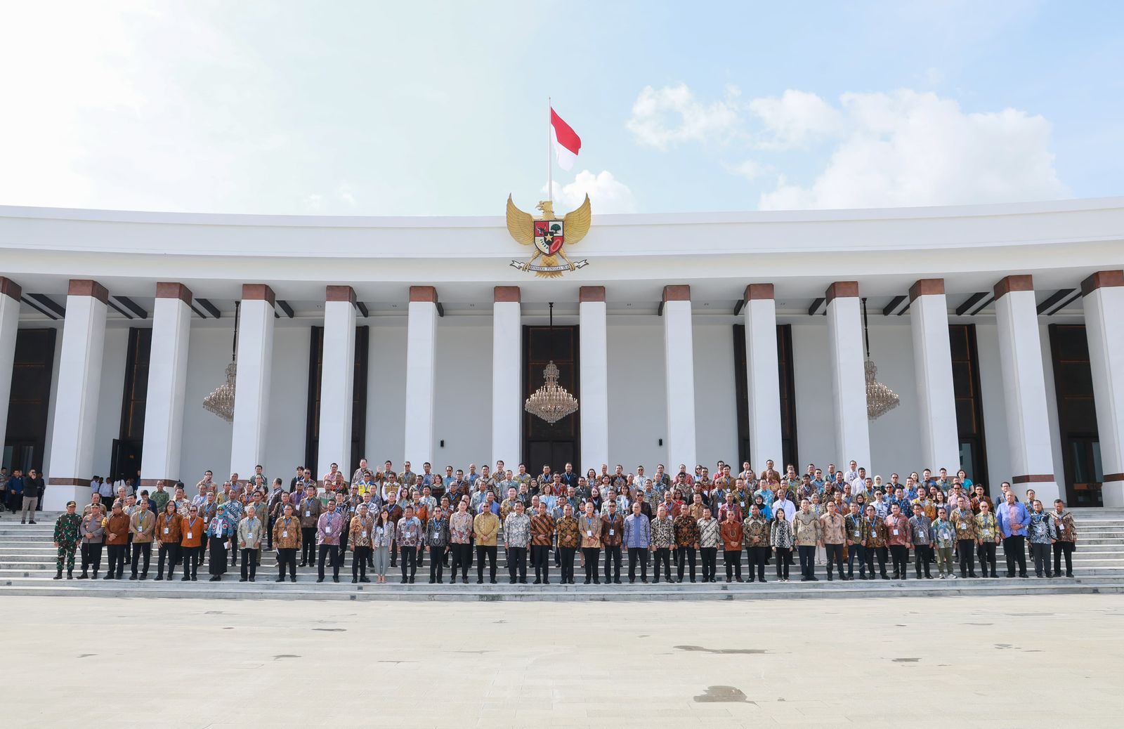 Peserta acara Kompas100 CEO Forum foto bersama di Istana Garuda, Ibu Kota Nusantara (IKN), Jumat (11/10/2024). Dok PLN