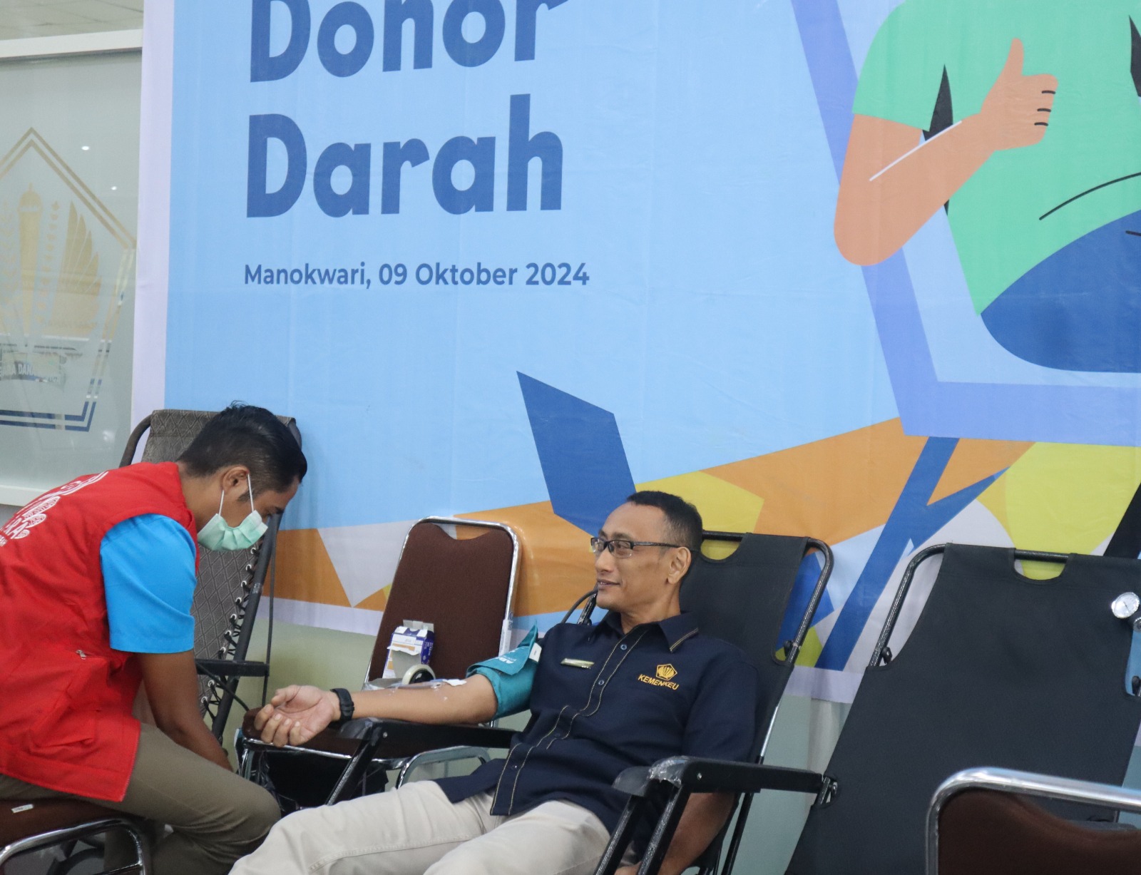 Purwadhi Adiputranto, Kepala Perwakilan Kementerian Keuangan Papua Barat mengikuti donor darah, Rabu (10/10/2024). (Papuabaratnews/Sam Sirken)