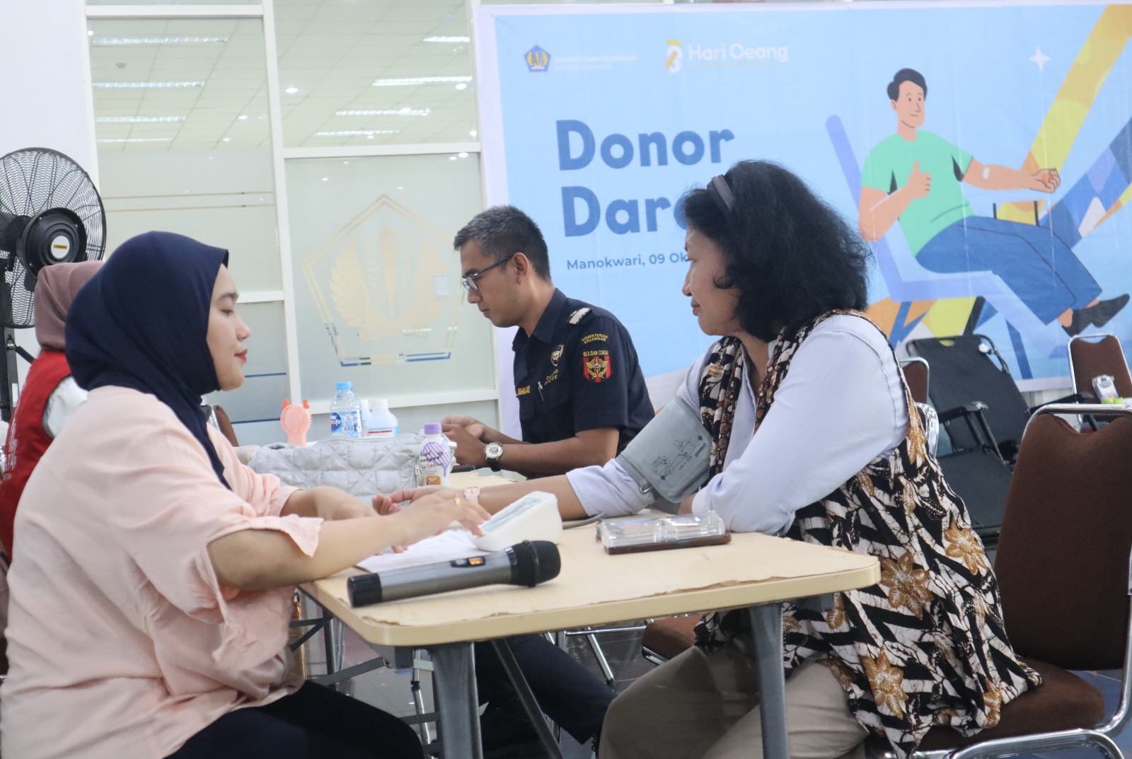 Kegiatan donor darah menyambut Hari Oeang Republik Indonesia (HORI) ke-78 di Gedung Keuangan Negara (GKN) Manokwari, Rabu (10/10/2024). PBNEWS/Sam Sirken