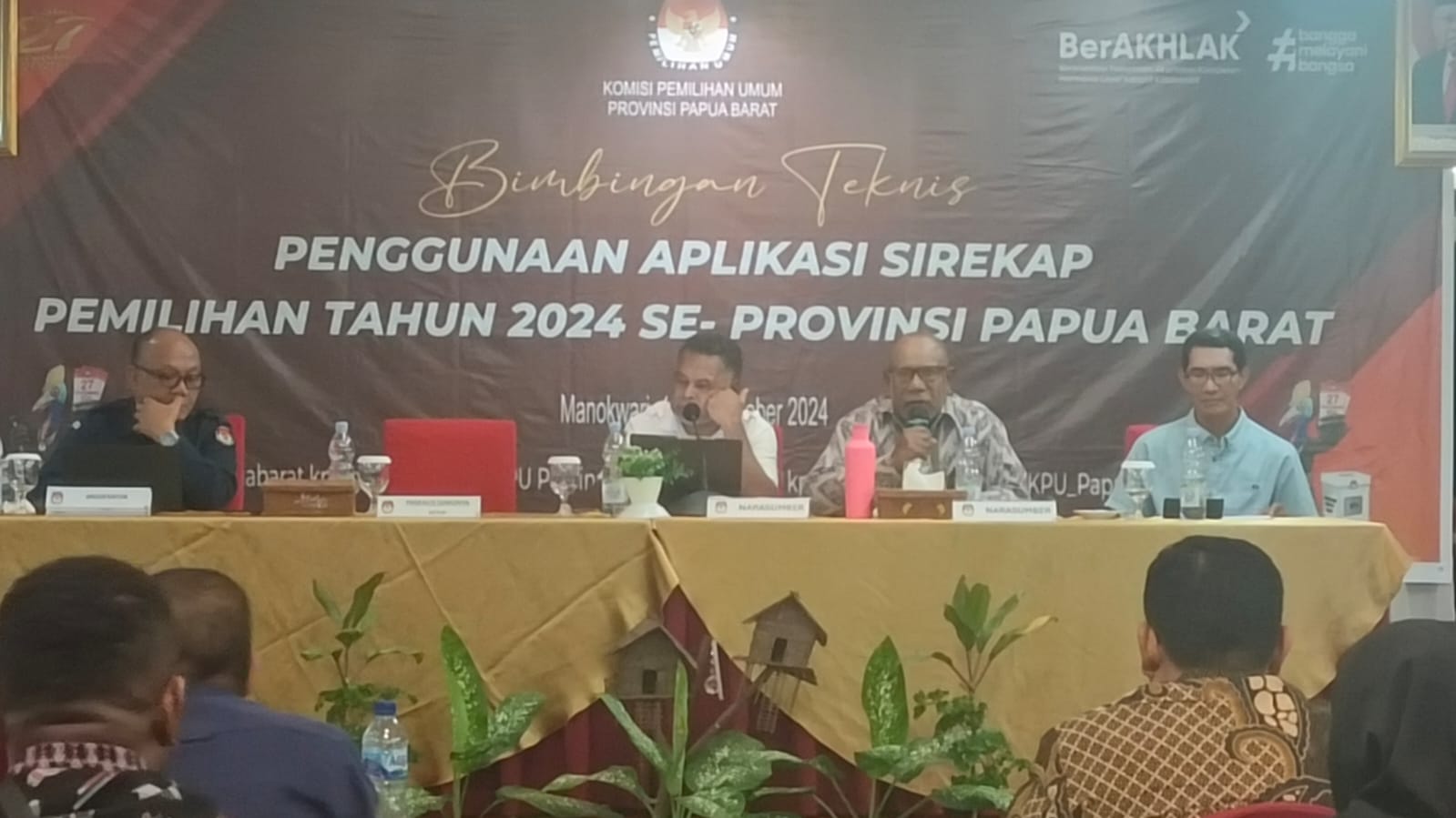 Samuel Sirken, Komisioner Komisi Informasi Papua Barat (paling kanan) saat menjadi narasumber pada kegiatan Bimbingan Teknis Penggunaan Aplikasi Sirekap Pemilihan 2024 se-Provinsi Papua Barat di Manokwari, Sabtu (12/10/2024). (Papuabaratnews/Istimewa)