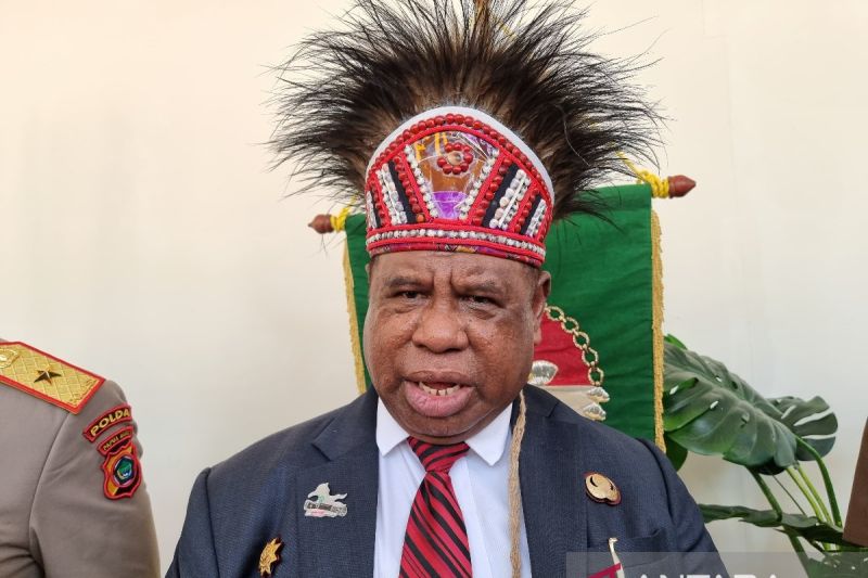 Penjabat Gubernur Papua Barat Ali Baham Temongmere saat diwawancara awak media seusai upacara memperingati HUT Ke-25 Provinsi Papua Barat di Manokwari, Sabtu(12/10/2024. (ANTARA/Fransiskus Salu Weking)