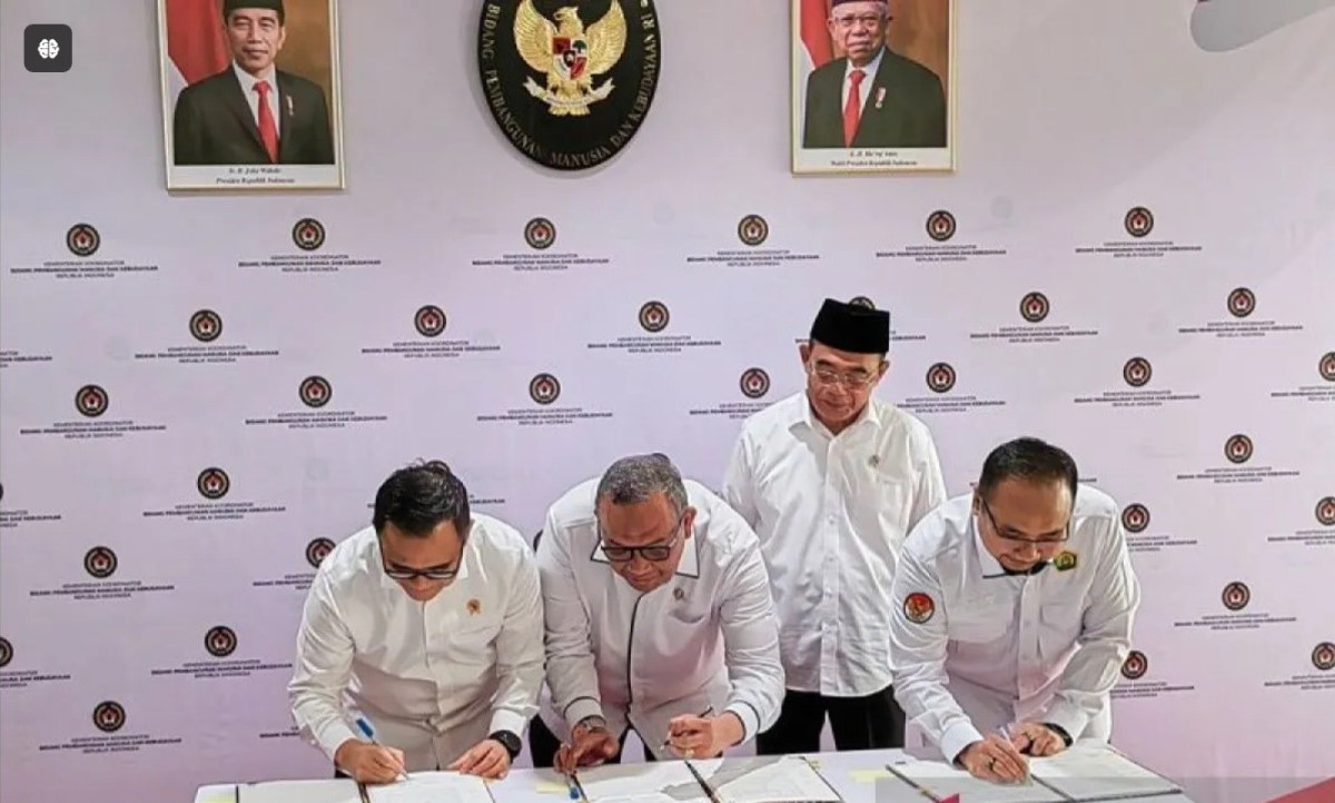 Menko PMK Muhadjir Effendy menyaksikan penandatanganan Surat Keputusan Bersama (SKB) Tiga Menteri soal libur nasional dan cuti bersama tahun 2025 di Kantor Kemenko PMK, Jakarta, Senin (14/10/2024). (ANTARA/Asep Firmansyah)