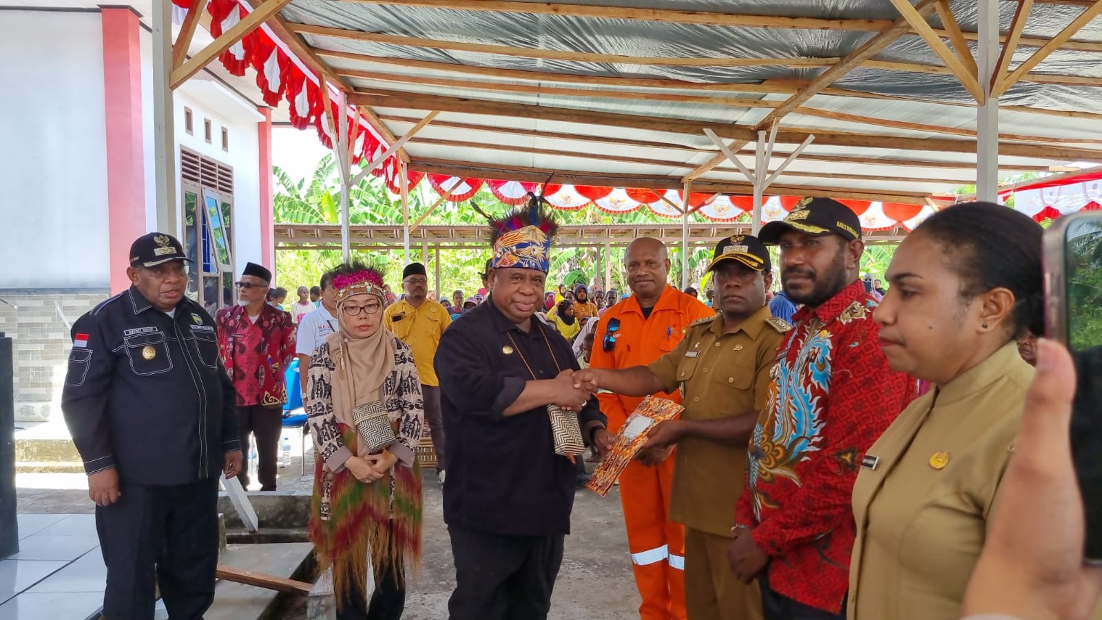 Pj Gubernur Papua Barat menyerahkan secara simbolis bantuan kapal dan mesin tempel kepada Kepala Distrik Taroi, Donald Kutanggas dan Kepala Distrik Weriagar, Ibrahim Patiran. (Dok Humas bp Indonesia)