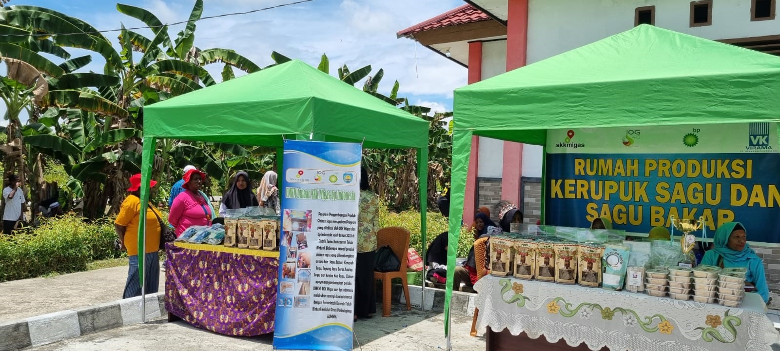 Habel Tanati, social performance and delivery manager bp Indonesia bersama Plt. Bupati Teluk Bintuni dan Pj Gubernur Papua Barat melihat program hidroponik di Kampung Tanah Merah Baru. (Dok Humas bp Indonesia)
