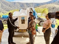 KPU Pegaf Distribusikan Logistik Pilkada ke Lima Distrik