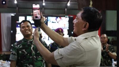 Prabowo ”Video Call” dengan Pasukan TNI di Papua saat Malam Tahun Baru