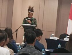 ASN Pemkab Biak Gunakan Mahkota Adat dan Tas Noken setiap Kamis