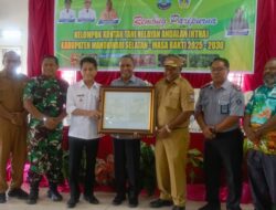 Piet Bukorsyom Serahkan Sertifikat Indikasi Geografis Kakao Ransiki kepada Bupati Markus Waran