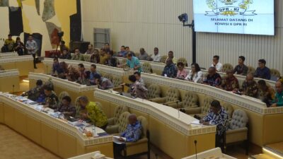 Gubernur Dominggus Mandacan Serahkan Dokumen 10 Usulan DOB ke DPR RI
