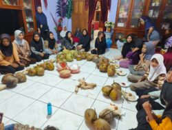 Gadis Kayu Merah Fakfak Jalani Ritual Pisombo di Festival Budaya Buton