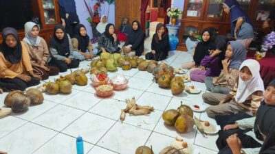 Gadis Kayu Merah Fakfak Jalani Ritual Pisombo di Festival Budaya Buton