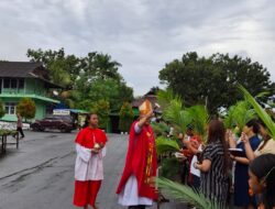 Meriah, Uskup Datus Lega Pimpin Misa Minggu Palma di Manokwari