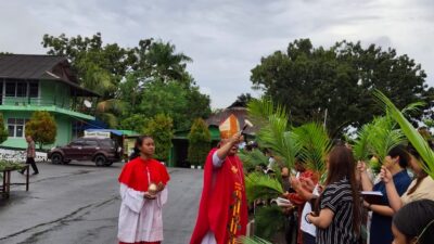 Meriah, Uskup Datus Lega Pimpin Misa Minggu Palma di Manokwari