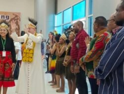 Dubes Vatikan Mgr Piero Tiba di Timika Disambut Tarian Suku Kamoro