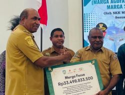 Wagub Lakotani Serahkan Kompensasi Tanah Ulayat Suku Sumuri di Teluk Bintuni