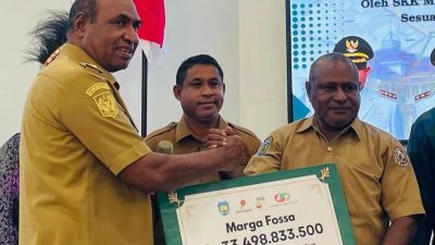 Wagub Lakotani Serahkan Kompensasi Tanah Ulayat Suku Sumuri di Teluk Bintuni