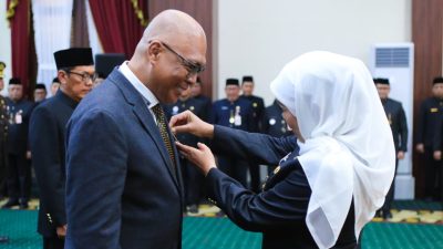 Ketua Umum PWI Pusat Akhmad Munir Terima Lencana Kehormatan ‘Jer Basuki Mawa Beya’