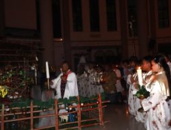 Misa Malam Natal di Ko-Katedral Manokwari Berlangsung Khidmat, Umat Diajak Menjadikan Keluarga Ruang Kehadiran Allah