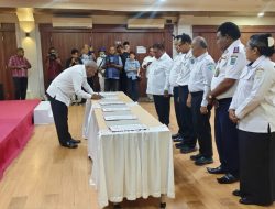 Gubernur Papua Barat Serahkan DPA Rp4,45 Triliun untuk 48 OPD