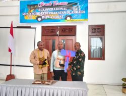 Gubernur Papua Barat Serahkan Bus Sekolah untuk SMA Negeri Keberbakatan Olahraga