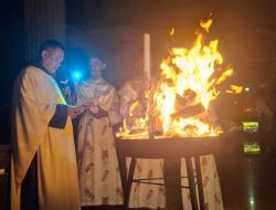 Cahaya Lilin Temani Umat Katolik Jalankan Misa Malam Paskah di Manokwari