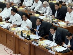 Bahlil Klaim Fasilitas Migas Teluk Bintuni Berhasil Ditangani dari Karhutla