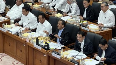 Bahlil Klaim Fasilitas Migas Teluk Bintuni Berhasil Ditangani dari Karhutla