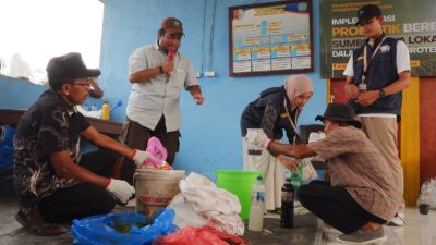 Tim 9 Patriot Unpad Kenalkan Pupuk Organik bagi Petani Bomberay